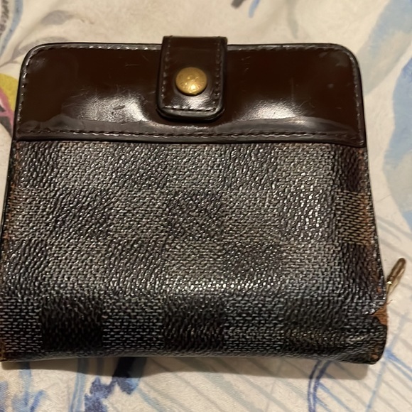 Louis Vuitton small zip wallet. Great size for any occasion and bag - Picture 7 of 10